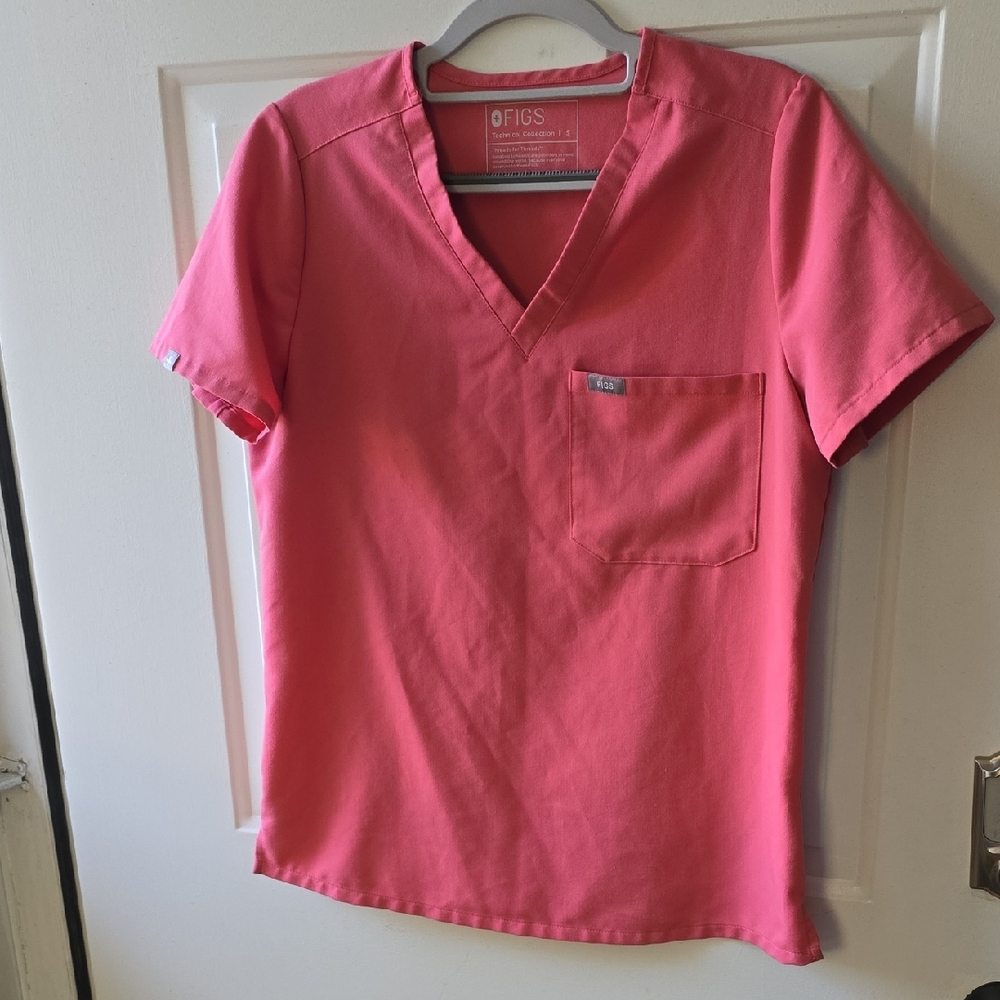 Figs Women's One Pocket Catarina Scrub Top in Coral